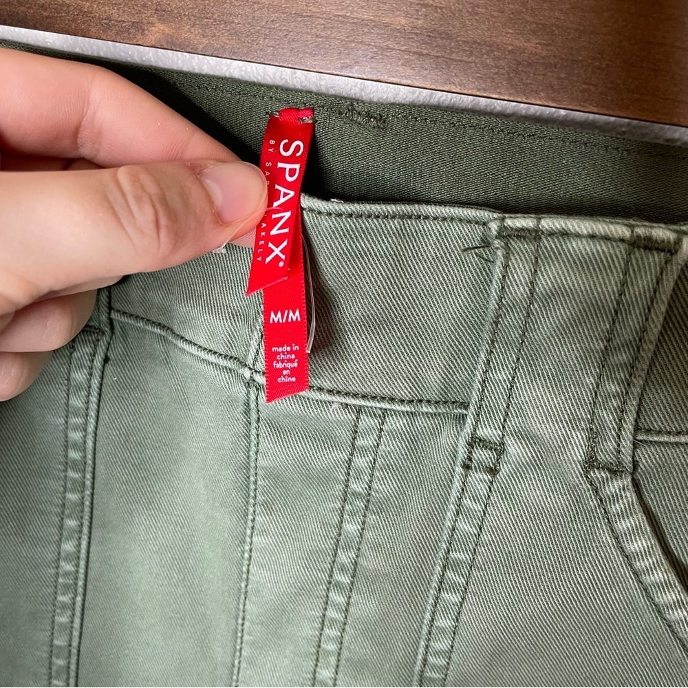 Spanx Stretch Twill Ankle Cargo Pants soft sage medium - Picture 5 of 8